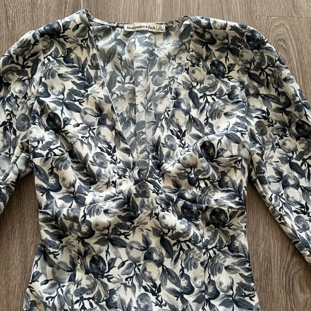 A&F Printed V Neck Top - Picture 4 of 8